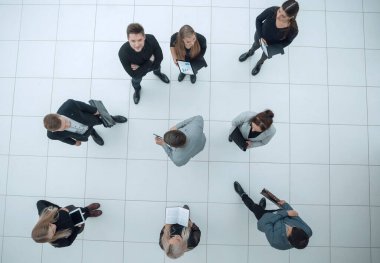 Üst Manzara. Bir grup ciddi iş adamı kameraya bakıyor. iş kavramı