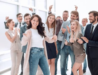Bir grup mutlu genç insan. kopyalama alanı olan fotoğraf