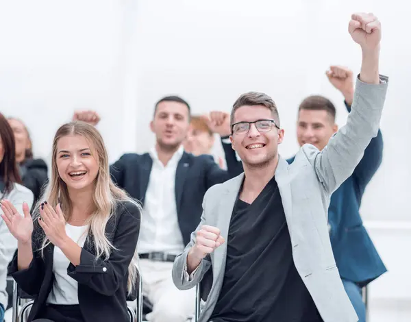 Grupp Glada Medarbetare Applåderar Konferensrummet Begreppet Framgång — Stockfoto