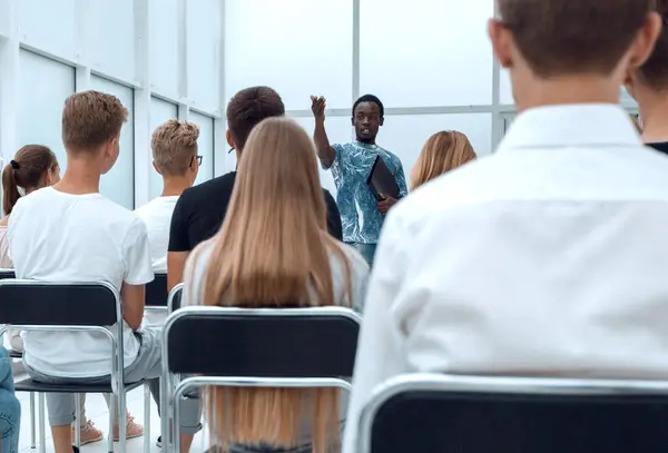 Rückansicht Eine Gruppe Unterschiedlicher Junger Leute Konferenzraum — Stockfoto