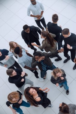 Toplantı odasında başarılı bir iş grubu kutlaması. İş, insanlar, başarı ve kazanma konsepti..