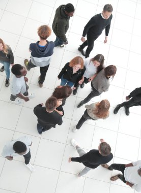 Sunum sırasında başarılı, mutlu bir grup insan yazılım mühendisliği ve iş öğreniyor.