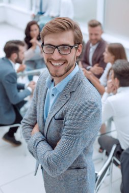 Kapat. Ofisin arka planında gülümseyen iş adamı. iş adamları