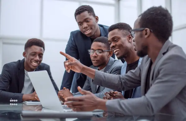 Equipo Negocios Lleva Cabo Una Videoconferencia Lugar Trabajo Personas Tecnología — Foto de Stock