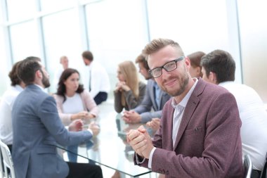 Kapat. Gülümseyen genç iş adamı başparmaklarını kaldırıyor. kopyalama alanı olan fotoğraf