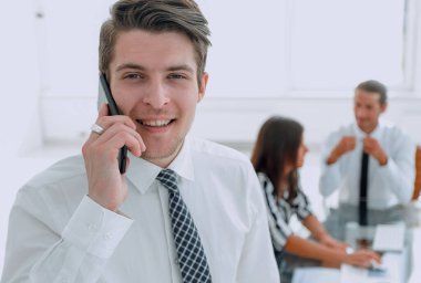 Yakın plan. İş adamı cep telefonuyla konuşuyor. Fotokopi alanı ile fotoğraf.