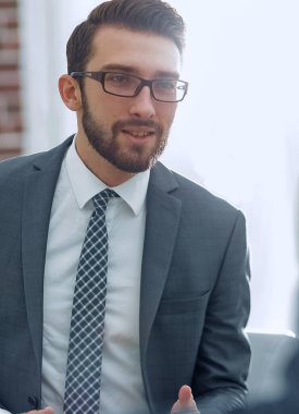 Bir meslektaşım bir çalışma ortamı bakarak gözlüklü yakışıklı bir adam portresi