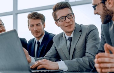 Bir ofis masasında oturan bir grup iş adamı. Fotokopi alanı olan bir fotoğraf.