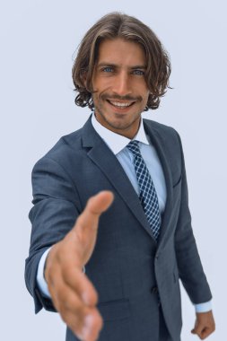 Genç adam sunan karşılıklı beyaz arka plan üzerinde