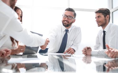 En alt görünüm. İş ortakları Masanın üzerinde. İşbirliği kavramı.