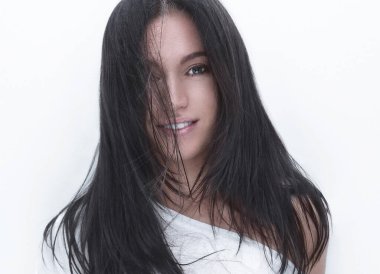 Kendine güvenen genç bir kadın. Güzellik ve moda. kopyalama alanı olan fotoğraf.