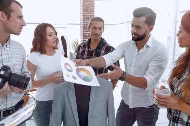 Stüdyoda renk paletini tartışan tasarımcı takımı