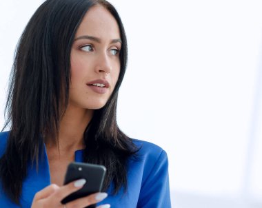 Cep telefonu üzerinde konuşurken çekici esmer işkadını