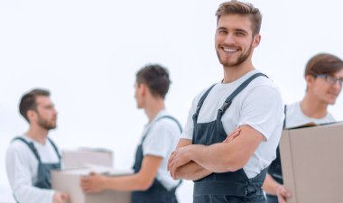 Sorumlu movers ve gülümseyen liderleri takım,