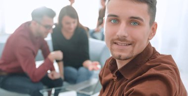 Ofisteki iş ekibinin arka planında çalışan