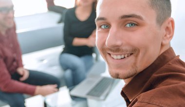 Banka çalışanları arka plan üzerinde memnun müşteri olduğunu.