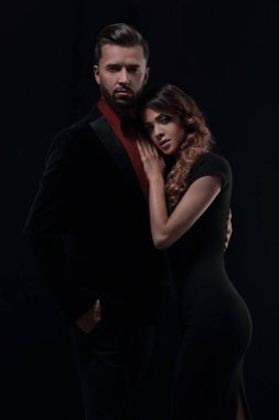 Stüdyoda klasik kıyafetler içinde birbirine aşık genç bir çiftin portresi.