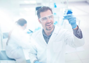 başarılı bilim adamı examination.photo kopya alanı ile sonuçlarını denetleme