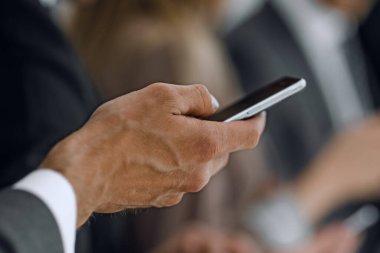 dokunmatik ekran akıllı telefon kullanarak işadamı yakın ellerini