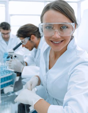 kimyasallarla laboratuarda çalışan kadın bilim adamı