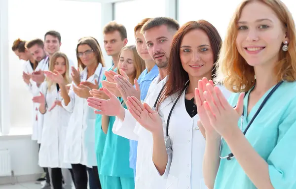 Eine Große Gruppe Von Ärzten Steht Einer Reihe Und Applaudiert — Stockfoto
