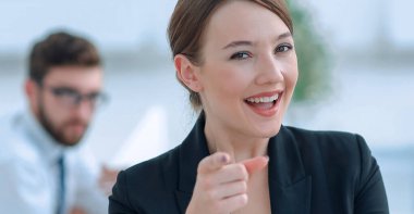 arka plan iş adamları bir iş kadını yüzü