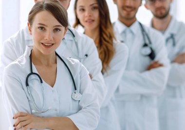 arka planda meslektaşlarının kadın çocuk doktoru. kopya alanı ile fotoğraf