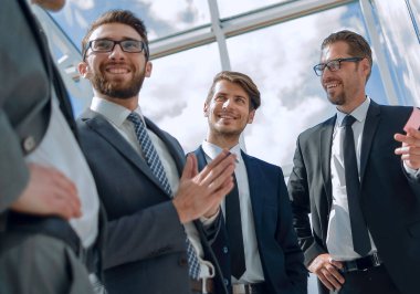 işadamı onun yeni iş fikirleri onun colleagues.business kavramı açıklar.