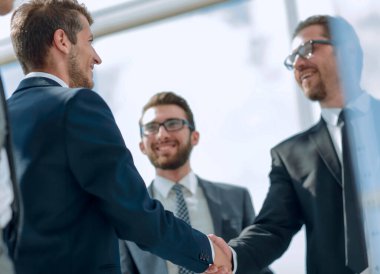 Genç iş ortaklarının el sıkışması. İşbirliği kavramı