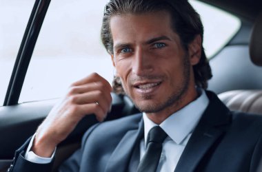 Arabada oturan başarılı bir adam closeup