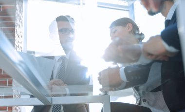 Masa başında oturan belge, tartışmaya closeup.business takım