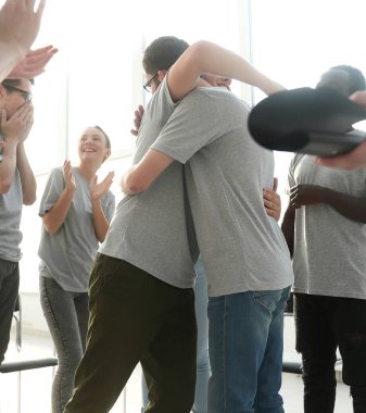 Gençler grup toplantısında fikirlerini tartışıyor. iş ve eğitim