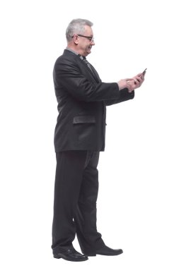 Yan görünüm adamı cep telefonuna beyaz arka planda mesaj yazıyor.