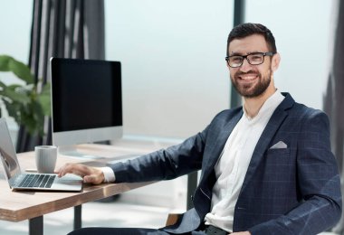 Mutlu girişimci çalışırken iş planı yapıyor.