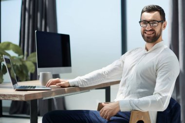 Ofiste çalışan başarılı orta yaşlı işadamı