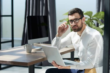 Ofiste çalışan başarılı orta yaşlı işadamı