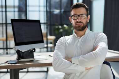 Ofisteki neşeli iş adamı fotokopi alanına bakıyor.