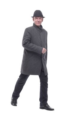 Tam gelişim. Sonbahar ceketli zeki bir adam ileri doğru yürüyor. beyaz arkaplanda izole edilmiş.