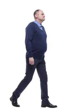 Mavi kazaklı olgun bir adam öne doğru yürüyor. beyaz arkaplanda izole edilmiş.
