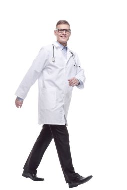 Tam gelişim. Steteskopu ileri doğru yürüyen kendine güvenen bir doktor. beyaz arkaplanda izole edilmiş.