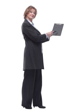 Olgun gülümseyen iş kadını portresi kağıt kağıtla pano tutuyor ve not alıyor ve panoya işaret ediyor..