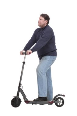 Tam boy. Elektrikli scooterlı olgun bir adam. Beyaz bir arka planda izole edilmiş..