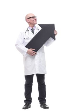 Sırıtan bir doktor ve yönü gösteren bir ok. beyaz arkaplanda izole edilmiş