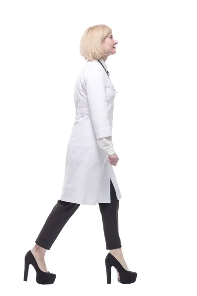 Pleine Croissance Docteur Féminin Qualifié Avançant Isolé Sur Fond Blanc — Photo
