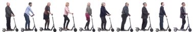 Scooter kullanan başarılı insanlardan oluşan bir grup beyaz arkaplanda izole edildi