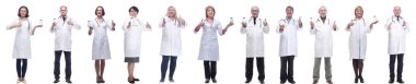 Kavanozu beyaz arka planda tutan bir grup doktor