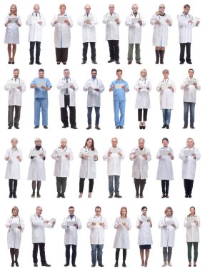 Beyaz arkaplanda izole edilmiş panoya sahip bir grup doktor