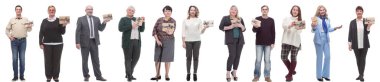 Elinde hediyeler olan bir grup mutlu insan beyaz arka planda izole edilmiş.