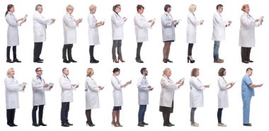 Beyaz arkaplanda izole edilmiş panoya sahip bir grup doktor