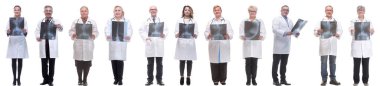 Röntgen çeken bir grup doktor beyaz arka planda izole edilmiş.